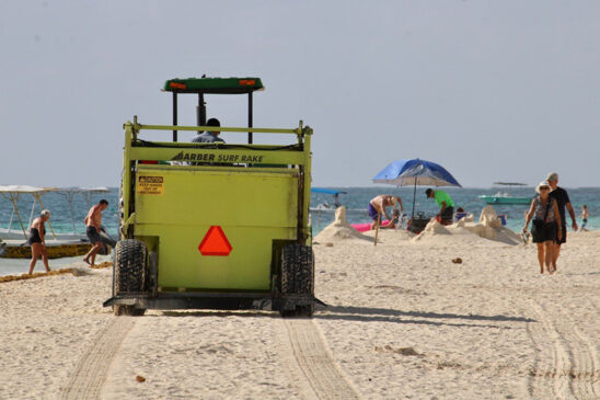 Intensifican la limpieza de playas en Puerto Morelos