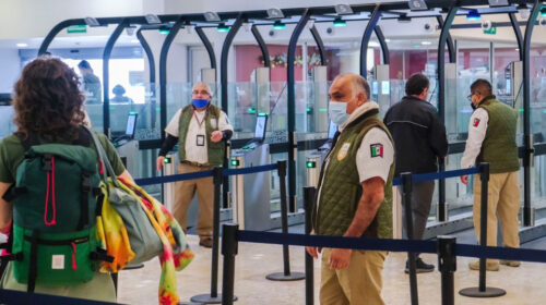 Secuestro de funcionarios de Migración en Cancún, para obligarlos a detener operativos en aeropuerto