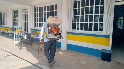 Fumigan escuelas de Tulum para prevenir casos de dengue